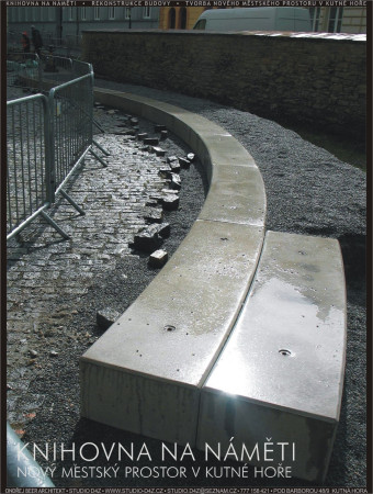 KUTNÁ HORA - NA NÁMĚTI | Betonové lavice nového městského prostoru - první řada.